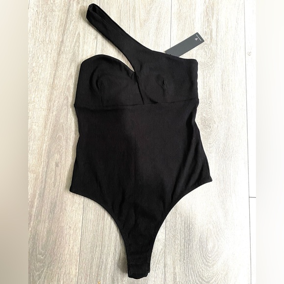 🖤NWT Lulus Black Ribbed One-Shoulder Asymmetrical Bodysuit🖤 Size Small - Picture 3 of 13